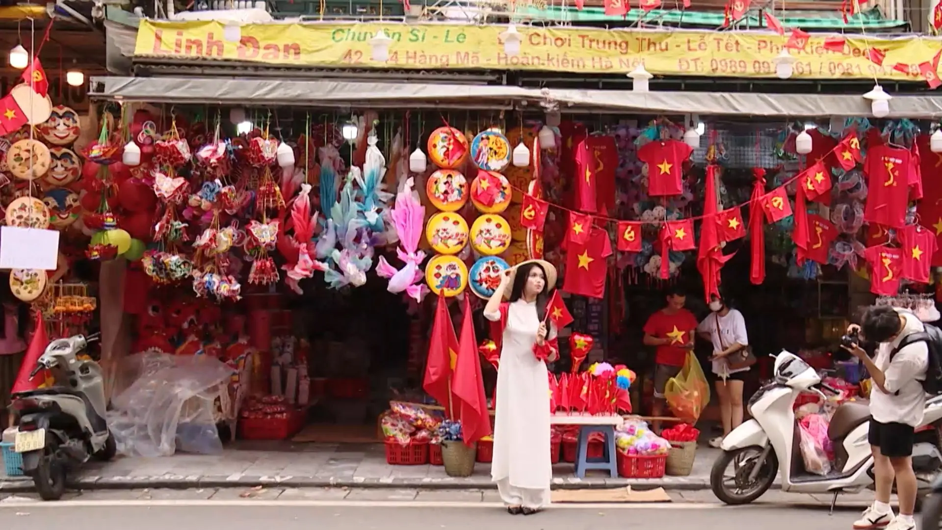 Hà Nội rực sắc cờ hoa